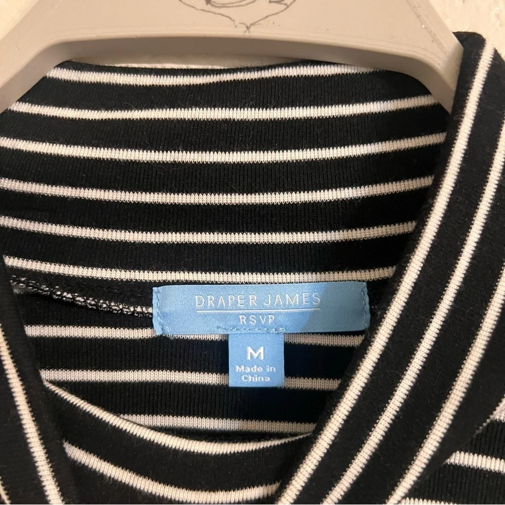 Draper James blouse Womens
Mockneck Long Sleeve Black and White
Stripe Size M - Picture 6 of 9